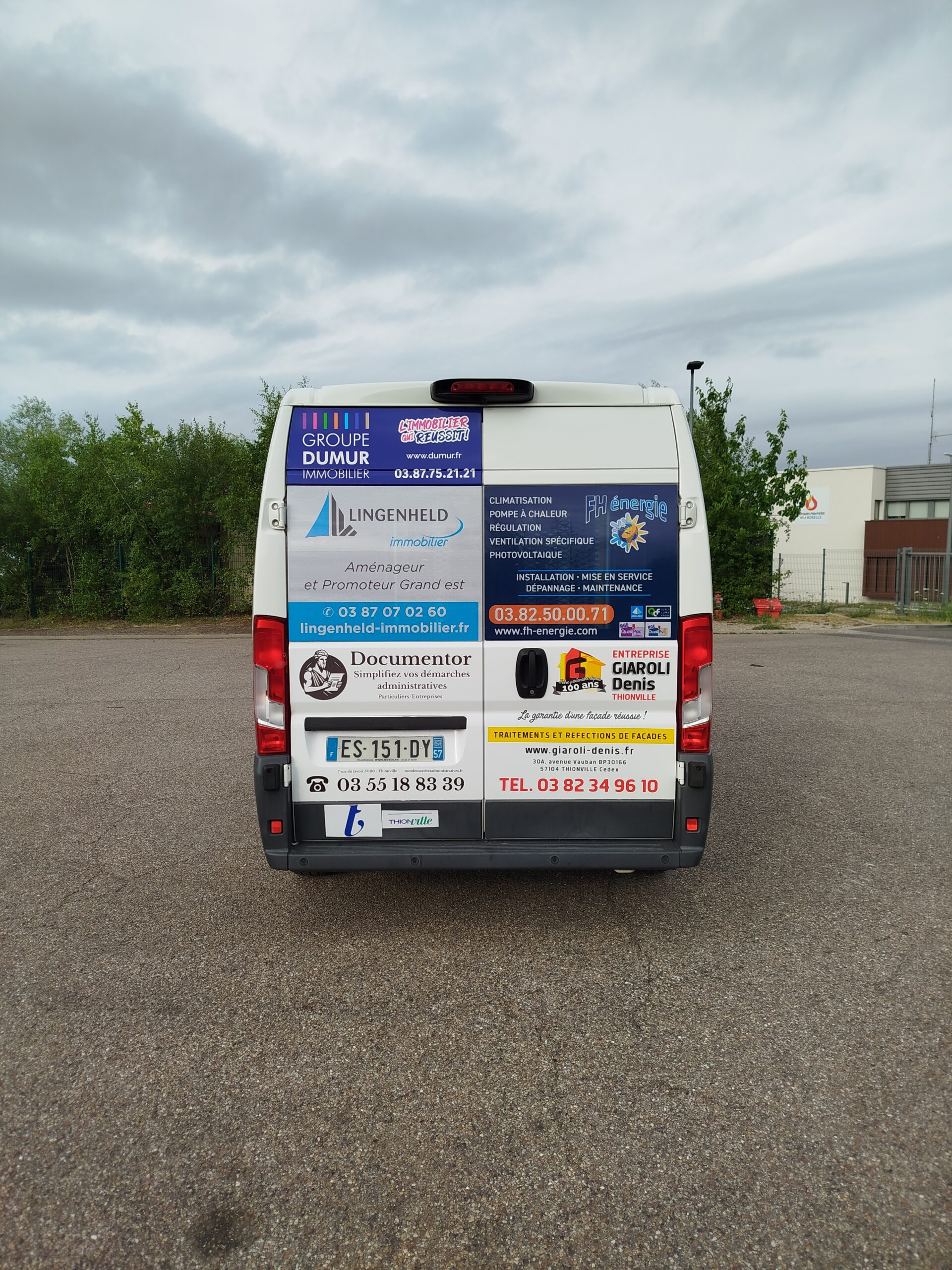 Camionnette du CCAS de Thionville sponsorisée par Documentor pour le transport des personnes âgées